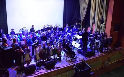 Caritasen aldeko Gabonetako kontzertua eskaini du Udal Musika Bandak