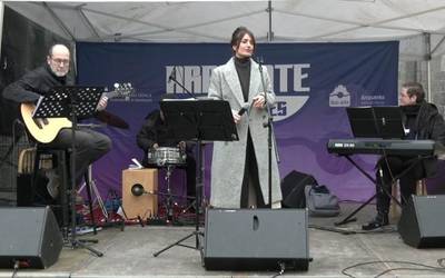 Nerea Gorostidik Blue Cats Band aurkeztu du herrikideen aurrean