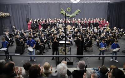 Entzuleen artetik ere jo dituzte danborrak Oñatiko Gabonetako kontzertuan