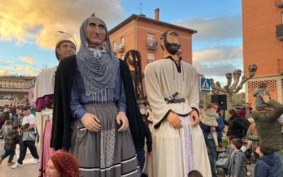 Kalejiran zeharkatu dute Amurrio Txantreako Erraldoiek