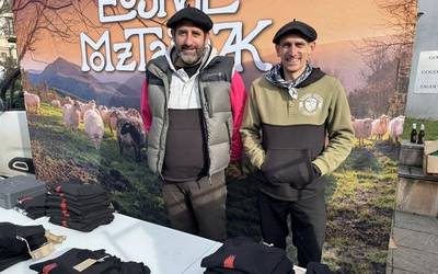 MIkel Velasco Arrasateko ardi-moztailea, lanean