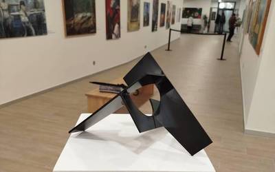 Iñaki Arrillagaren eskultura ikusgai jarri dute Donostiako kultur etxean