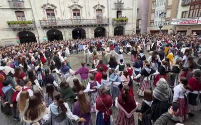 Txerri dantzak bete egin du Herriko Plaza