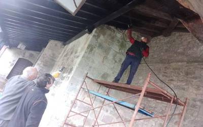[ARGAZKIAK] Iturengo San Martin elizako portxea txukundu dute auzolanean