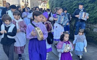Aresoarrek kantuan eginen diete harrera Olentzerori eta Mari Domingiri