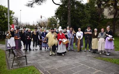 Dena prest da Deban eta Itziarren Olentzerori eta Mari Domingiri harrera egiteko