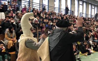 Soraluzerako bidean dira Olentzero eta Mari Domingi