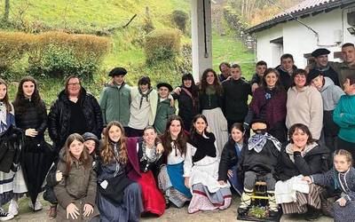 Olentzeroren etorrera ospatzeko baserriz baserri kantuan ibiliko dira Aranon