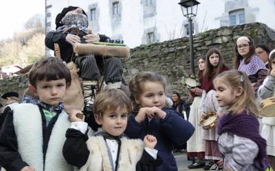 Goizuetan ere Olentzero eta Mari Domingiren esperoan daude