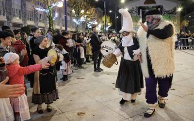 Moxuaneko atarian egingo diete bihar ongietorria mendaroarrek Olentzero eta Mari Domingiri