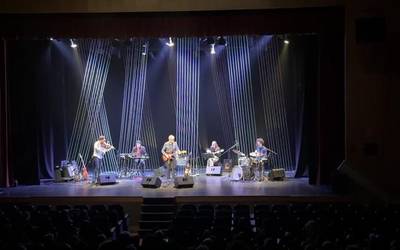 Etxea duen aretoan, gustura kantuan