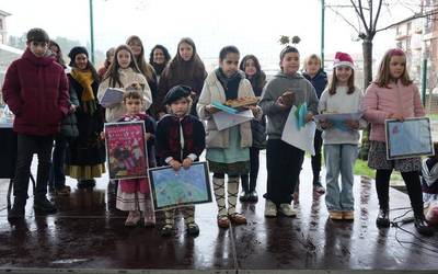 Olentzero eta Mari Domingi 18:15ean egongo dira Aldai plazan eta tokia berotu dute Gabonetako Azokarekin