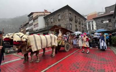 Ongietorri beroa egin diete Olentzerori eta Mari Domingiri