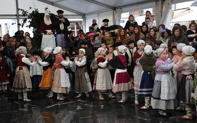 Olentzeroren eta Mari Domingiren bisita eta Elgoibarko Izarraren tonbola, argazkietan