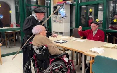 Nagusiek ere ilusioarekin hartu dituzte Olentzero eta txistulariak