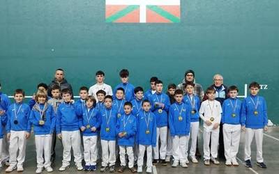 Aretxabaletako pilotari gaztetxoek Gabonetako txapelketa jokatu dute