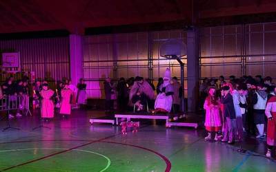 Olentzero eta Mari Domingiri eskolako patioan egin diete harrera