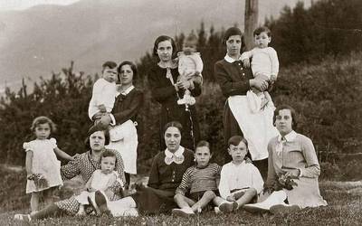 San Roke bailarako neskameak eta umeak