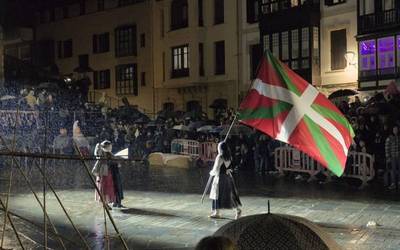 Olentzero eta Mari Domingiri harrera ikusgarria egin diote Plentzian