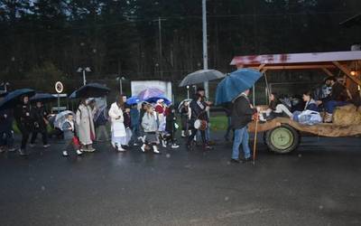 Hotzak eta euriak ez zuten ekidin Luiaondoko hainbat umeren harrera Olentzerori