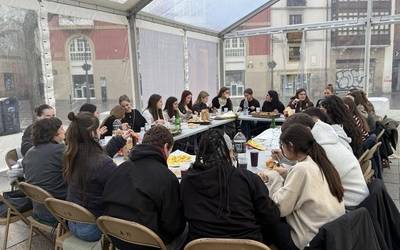 Arrasateko eta Meatzaldeko euskaltzale gazteak elkartu ditu 'Tindeher' ekimenak