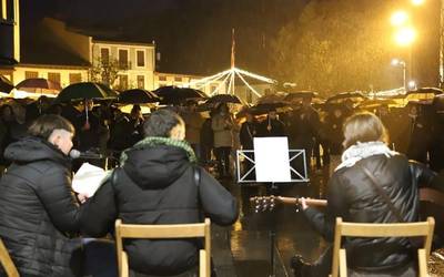 Palestinaren aldeko aldarriz bete dute Aretxabaleta gaurko manifestazioan