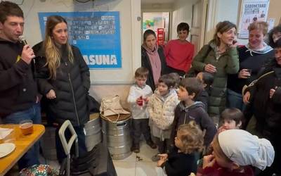 Bertso eskolako ikasleek kantatu zuten Gabon eguneko bertso poteoan