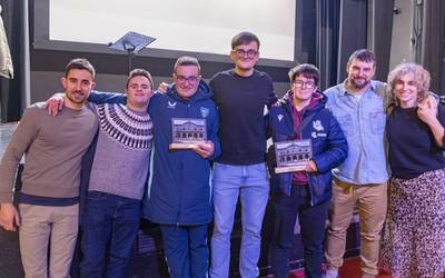 Genuine ligako jokalarien eta arduradunen mahai-ingurua, bideoan