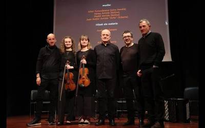 Zirrara eragin du Aitor Etxeberriaren obran oinarritutako 'Oreka-Desoreka' ikuskizunak