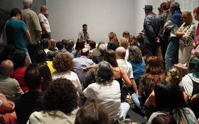 Kontakizun bizigarri baten eraikuntza