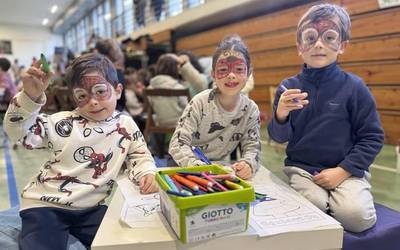 Umeak eta familiak pozik ibili dira Gabonetako Haur Parkean