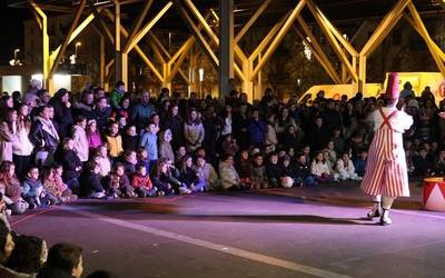 'Carrusel Ambulante' ikuskizun mugikorrak Arrasateko kaleak bete ditu