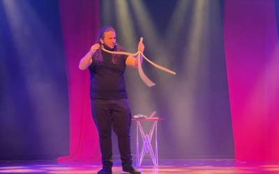 Ikusleak aho bete hortz, magoen trikimailuekin