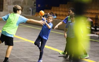 Eskubaloira hurbiltzeko arratsalde-pasa ederra Bergarako udal pilotalekuan