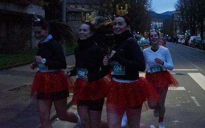 Ugarte eta Lamuza parkea zeharkatu zuten atzo hainbat lasterkarik Laudioko San Silbestrean