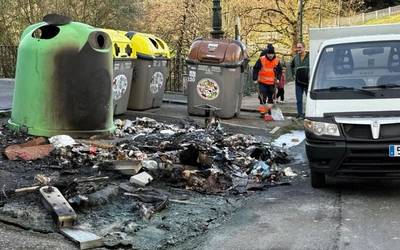 Gutxienez bi edukiontzi erre dituzte gaur goizaldean, Bergaran eta Arrasaten bana