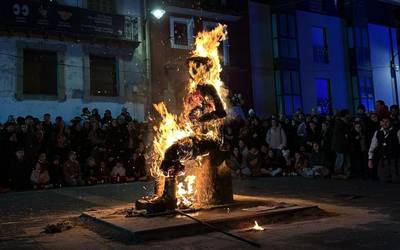 Kopla umoretsuekin eta Olentzerori su emanez eman diote ongi etorria 2026ari