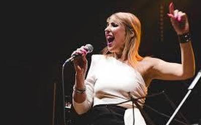 Noa Lur kantari eta konposatzaile bilbotarraren 'Multipolar' lana ezagutu dugu