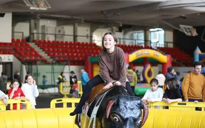 Jendetza barik, gabonetako haur parkean gustura ibili dira gazteak goizean