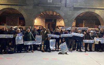 Euskal preso, iheslari eta deportatuei babesa adierazteko agerraldiak egin dituzte berriki Baztanen eta Leitzan