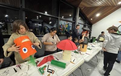 Arratsalde pasa ederra buruarinak egiteko familia tailerrean