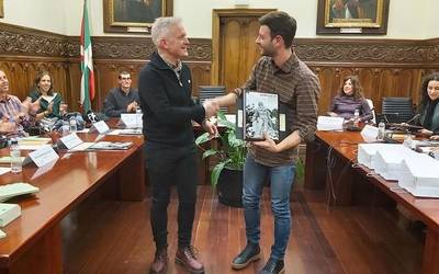 Urko Egaña eta Sara Mantxola oñatiarrek irabazi dute Iparragirre Saria