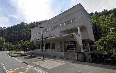 Gizon bat atxilotu dute Oñatin goxoki-denda batean droga saltzeagatik