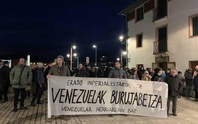 Venezuelari egindako erasoa salatu dute Zumaian ere