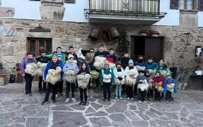 [BIDEOA] Joareak astintzen hasiak dira Zubietako, Iturengo eta Aurtizko gaztetxoak errege bezperan