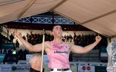 Iker Vicente otsagabiarra garaile, Eneko Olañoren kontrako aizkora desafio historikoan