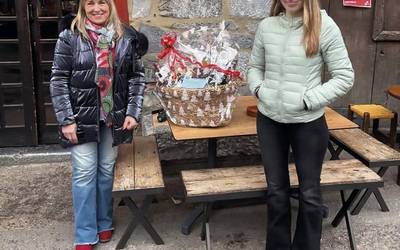 Tantirumairu euskal folklore taldearen eguberrietako saskia Mari Jose Alzugarairi egokitu zaio