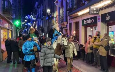 Eskuzabal etorri ziren erregeak