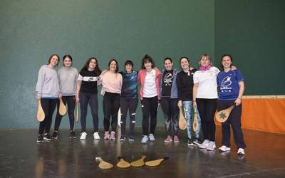 Aurten ere emakumeentzako pala ikastaroa antola dute Deban