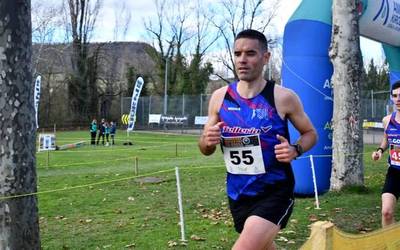 Krosean eta pista estalian lehiatuz agurtu zuten urtea Mintxetako atletek